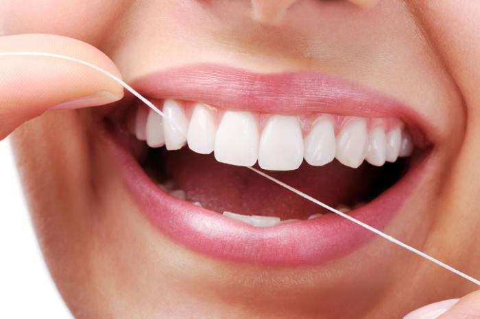牙线 VS 水洗牙：哪种方法对牙齿更好？