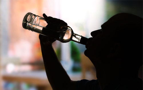 为什么酒鬼自制力差？他们可能缺少一种关键的酶