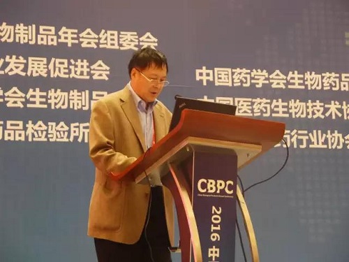 2 中华预防医学会生物制品分会副主任委员沈心亮主持大会开幕式.jpg