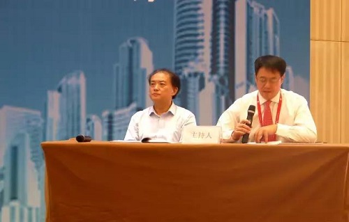 6 中国医药企业发展促进会会长、中华预防医学会生物制品分会主任委员封多佳(左)，中国医药生物技术协会疫苗专业委员会主任委员杨晓明(右)主持主旨报告会.jpg